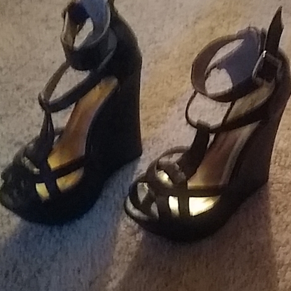 Shoes - Picture 2 of 3